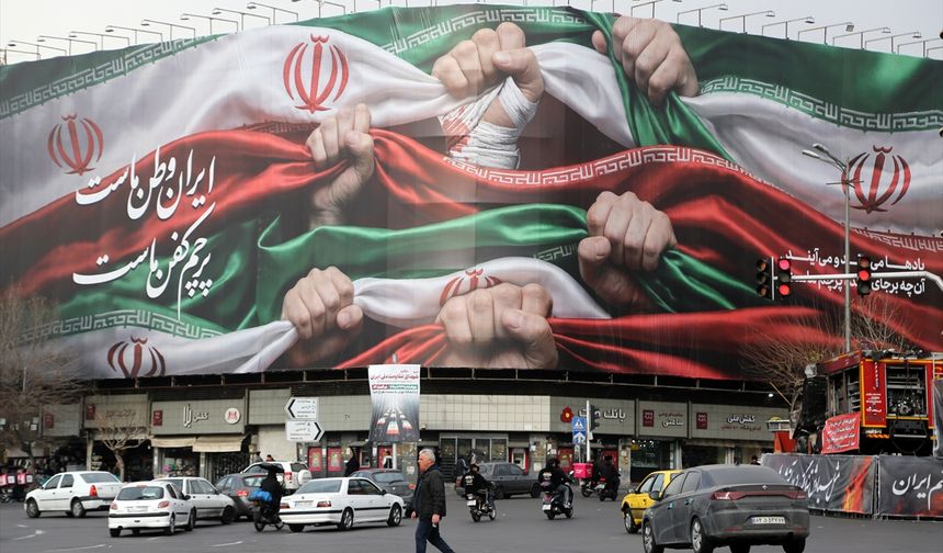 İran’ın İnkılap Meydanı’nda dev afiş: “İran vatanımız, bayrağımız kefenimiz"