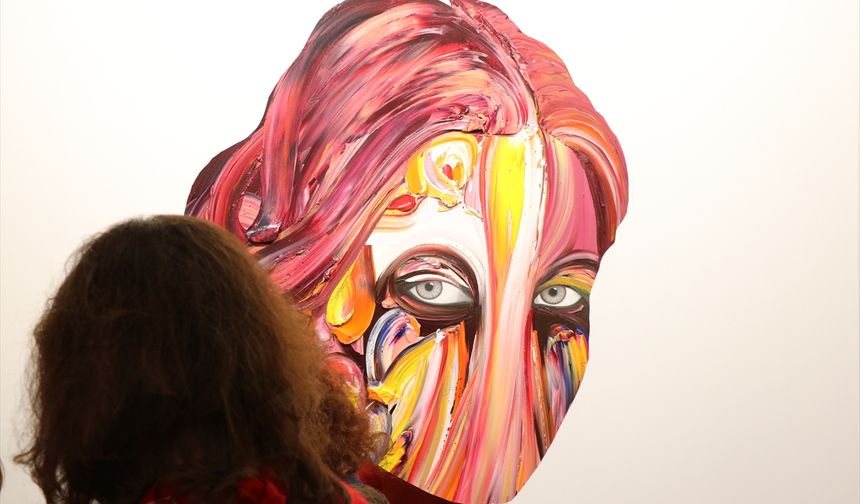 Paris'te çağdaş sanatçı Şahin Demir'in "Bakışla Yüzleşme" sergisi açıldı