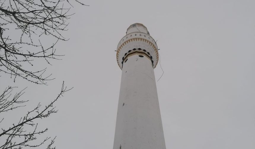 Sivas'ta şiddetli rüzgar cami minaresinin külahını uçurdu