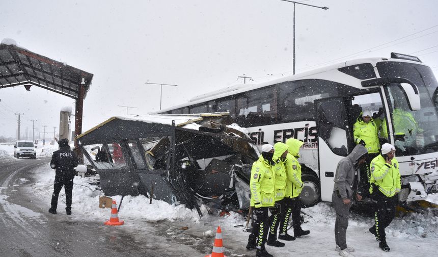 Bitlis'te feci kaza: Yolcu otobüsü polis noktasına çarptı, 4 polis yaralandı