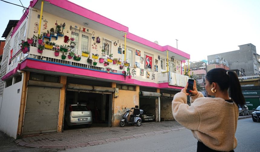 Adana’da atıklar bir evin dış cephesini renklendirdi