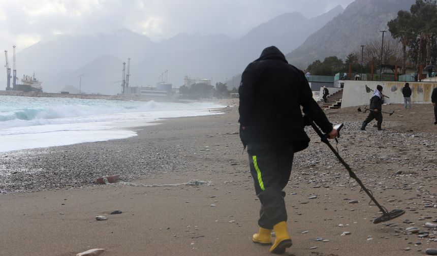 Antalya'da dev dalgaların vurduğu sahilde define avı
