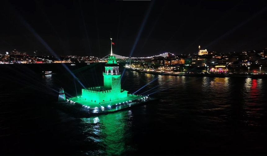 Üsküdar Kız Kulesi’nde yılbaşına özel ışık şov izleyenleri büyüledi