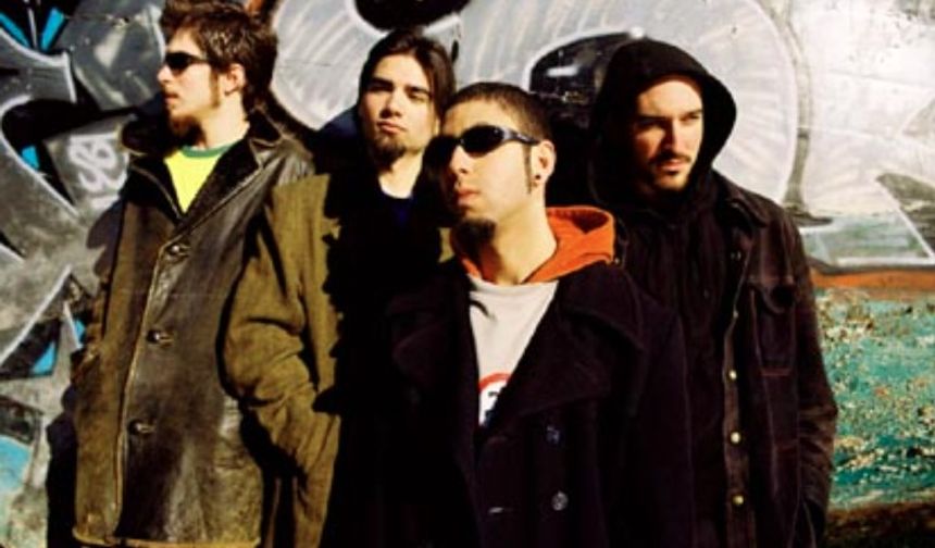 2000'lerin efsane rock grubu Çilekeş sahnelere geri dönüyor