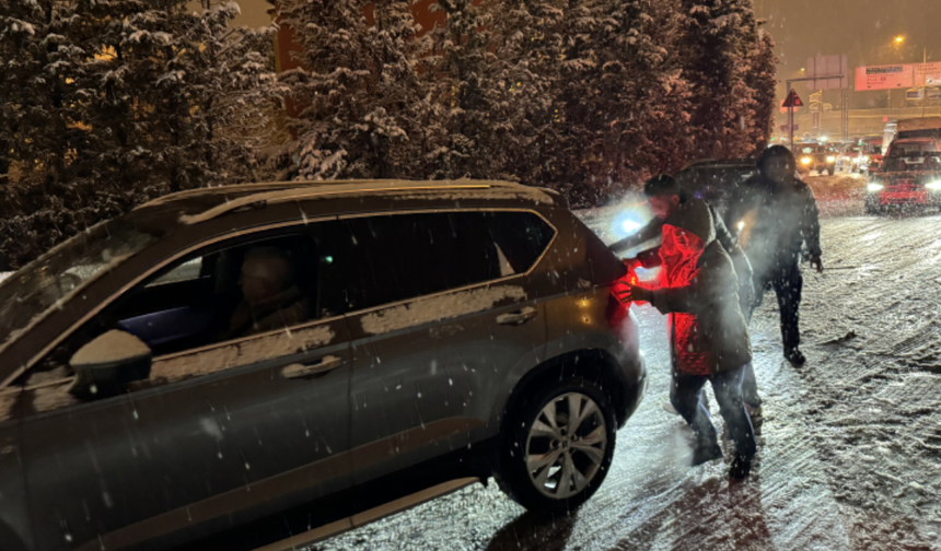 İstanbul yeni yıla karla girdi! Araçlar yolda kaldı