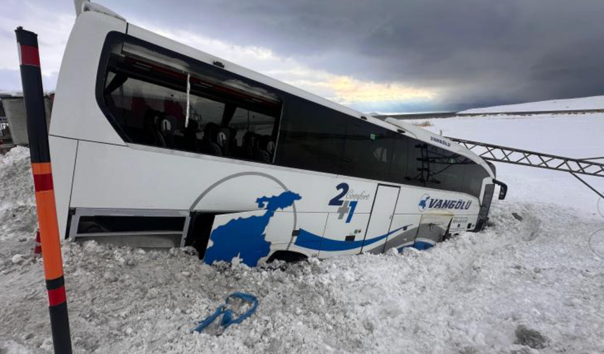 Van'da otobüs ile kar küreme aracı çarpıştı! Çok sayıda yaralı var