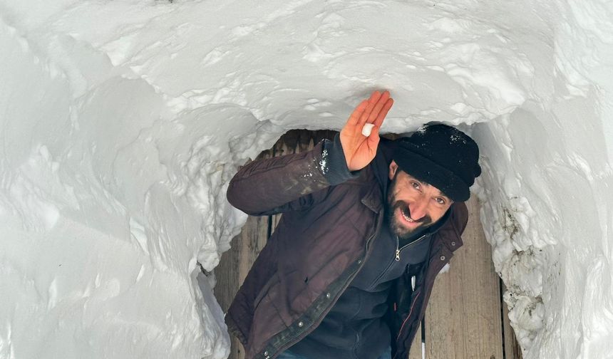 Vanlılar kışı iliklerine kadar hissediyor! Evlerine giderken kardan tünellerden geçiyorlar
