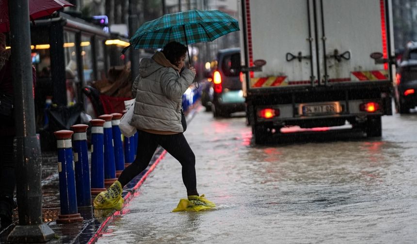 İzmir'de sağanak etkili oldu: Caddeler göle döndü