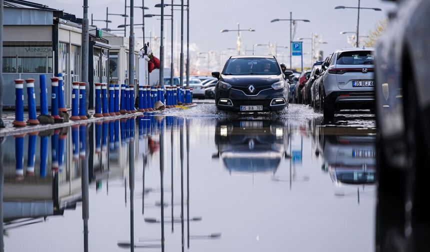 İzmir’de sağanak yine aynı tabloyu ortaya çıkardı: Altyapı tartışması büyüyor