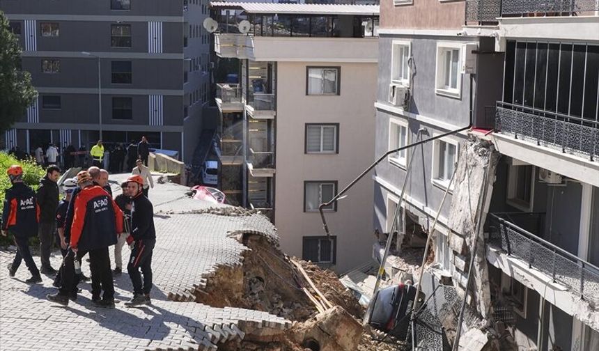 İzmir'de heyelan paniği: Bina ve araçlar zarar gördü, 151 kişi tahliye edildi