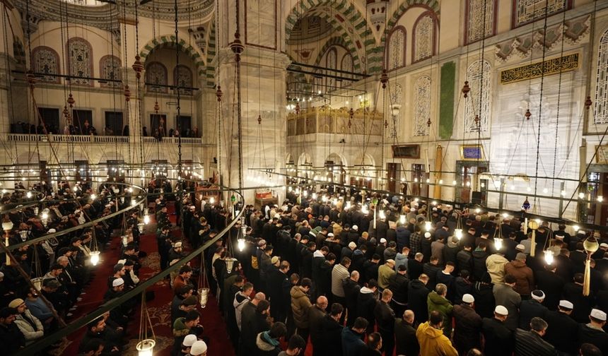 Camilerde ilk teravih heyecanı