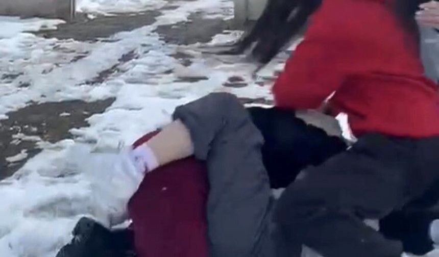 Bolu'da okul yolunda akran zorbalığı : Haraç vermeyen kız öğrencileri parkta saçlarından sürüklediler!