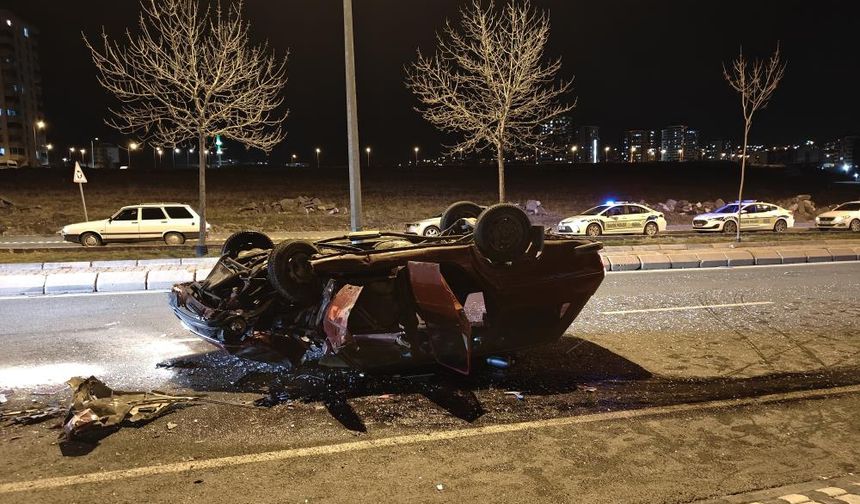 Otomobil kontrolden çıktı: Ters dönen araçtan yaralı çıktılar