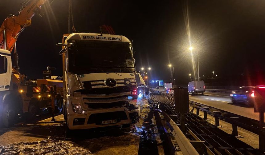 Büyükçekmece TEM Otoyolu’nda tır devrildi: 1 yaralı