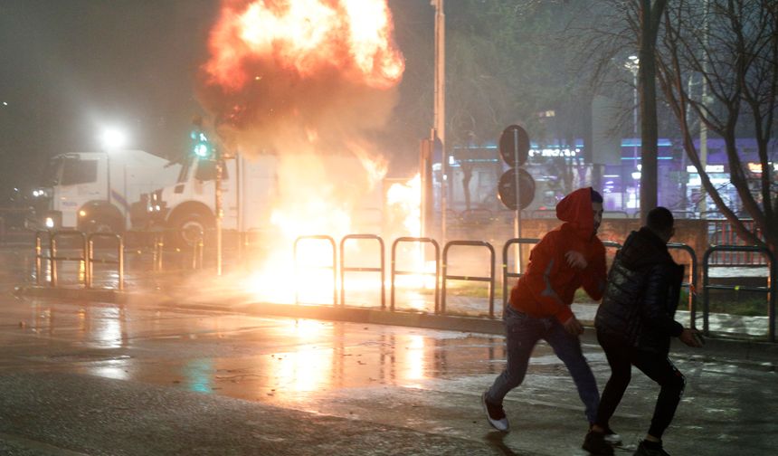 Arnavutluk'ta hükümet karşıtı protestocular ile polis arasında çatışma