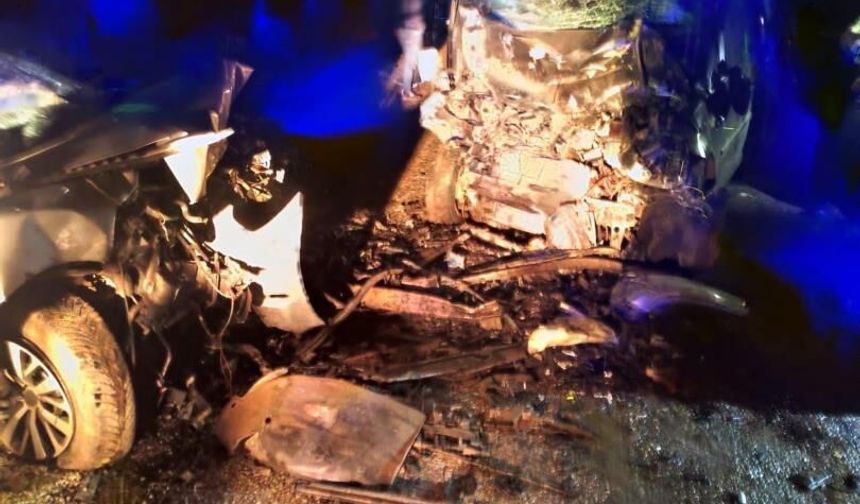 Diyarbakır'da katliam gibi kaza: İki otomobil çarpıştı 5 kişi öldü