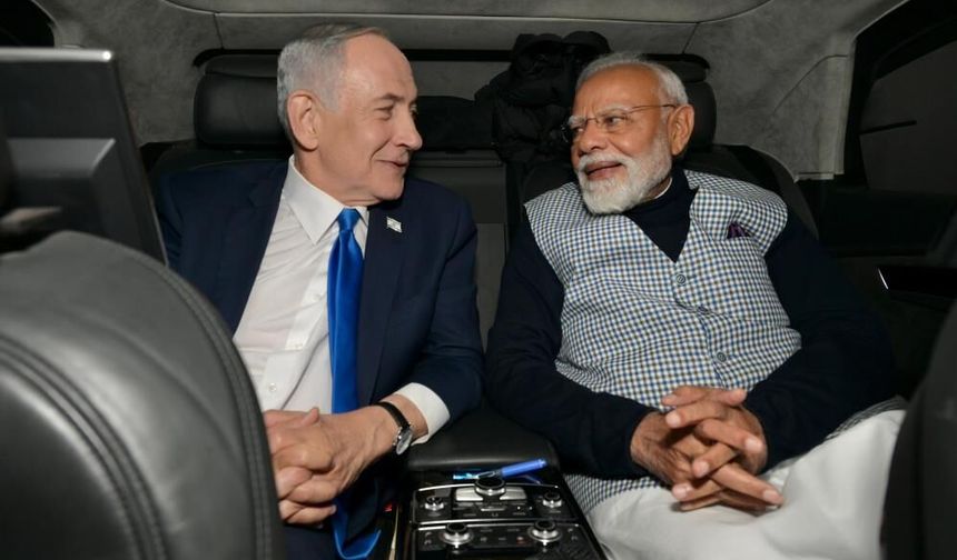 Netanyahu, Hindistan Başbakanı Modi'yi Hint kıyafeti giyerek karşıladı