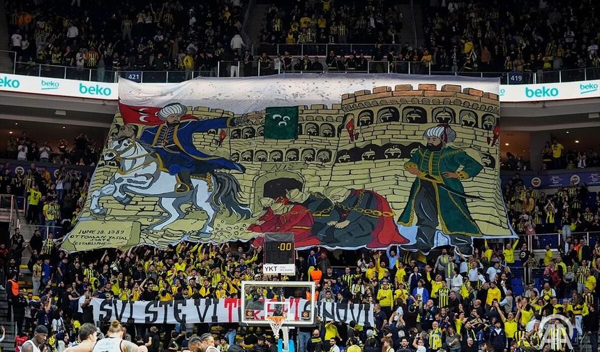 Fenerbahçe Beko taraftarlarından Partizan’a tarihi tribün cevabı!