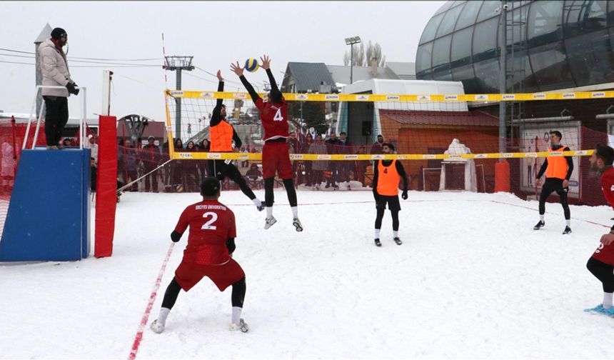 Palandöken’de Ünilig Kar Voleybolu Türkiye şampiyonası devam ediyor