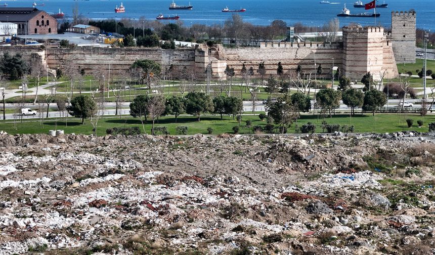 Tarihi meydan moloz yığınına döndü