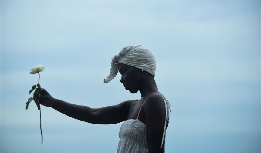 Rio kıyıları çiçek açtı: 'Deniz tanrıçası' Lemanja için okyanusa hediyeler bırakıldı