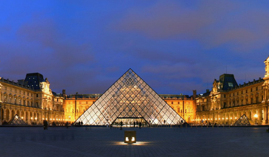 Yine skandalın adresi Louvre! Çok sayıda eser zarar gördü