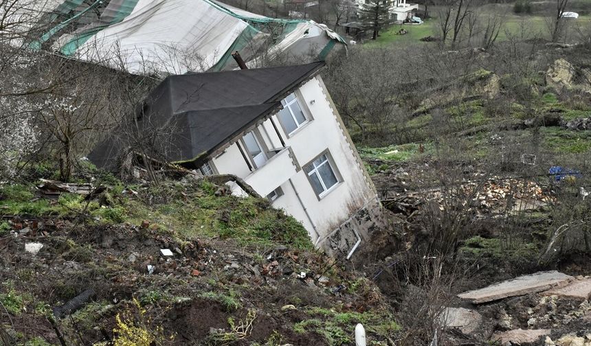Ordu'da heyelan! 2 ev ve halı saha yıkıldı