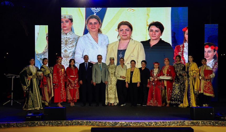 Umman'da Osmanlı rüzgârı esti: 'Sarayın incileri' ve kına gecesi Maskat'ı büyüledi!