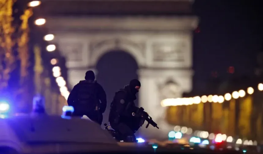 Şanzelize’de jandarma ateş açtı, saldırgan hayatını kaybetti