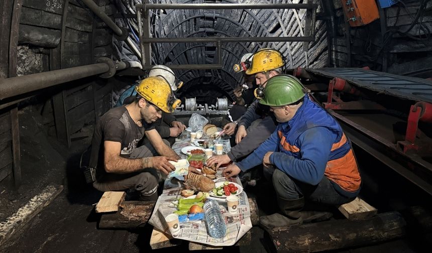 Yer altında Ramazan: Zonguldak'ta madenciler ilk sahuru yaptı