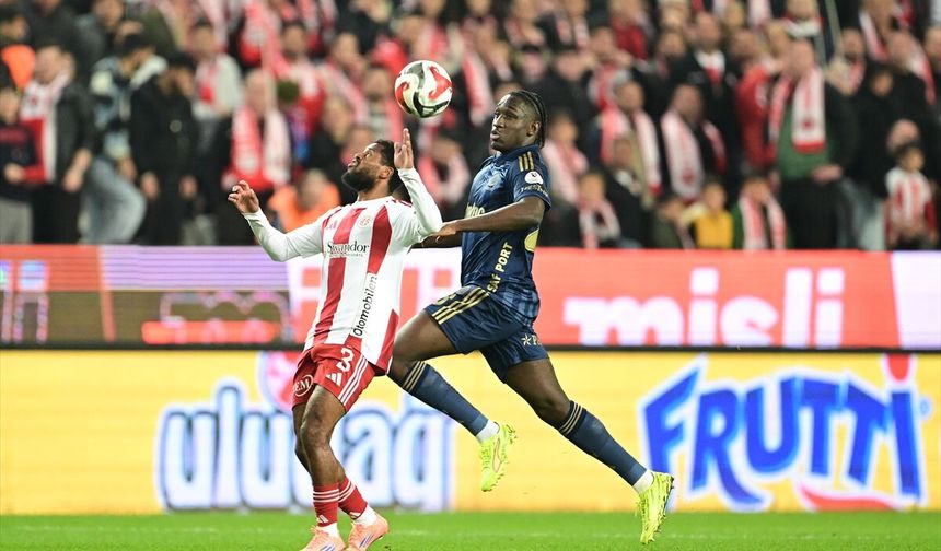 Fenerbahçe Antalya'da 1 puanı geriden gelerek kurtardı: 2-2