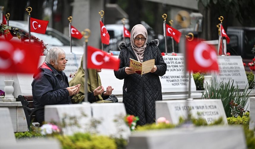 Edirnekapı Şehitliği'nde bayram arifesi yoğunluğu