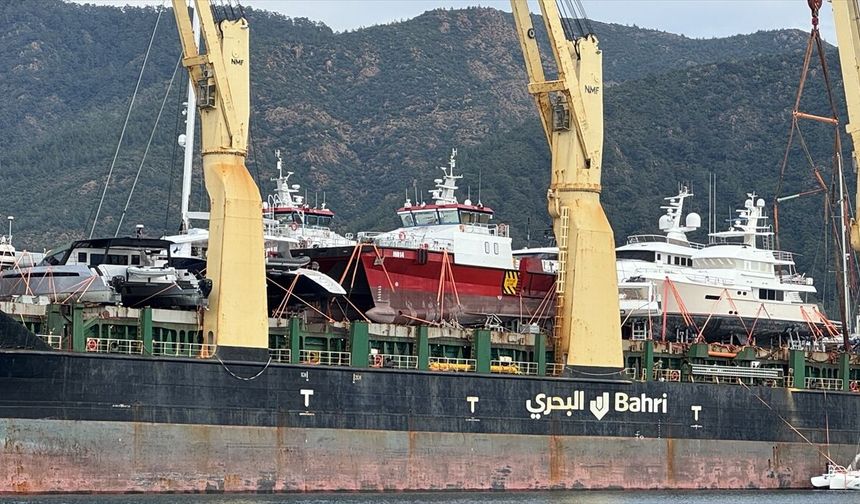 Marmaris'e kargo gemisiyle lüks motor yatlar getirildi