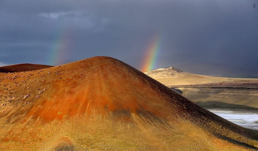 Dünyanın nazar boncuğunda bahar şöleni: Meke Gölü'nde çiçekler ve gökkuşağı büyüledi!