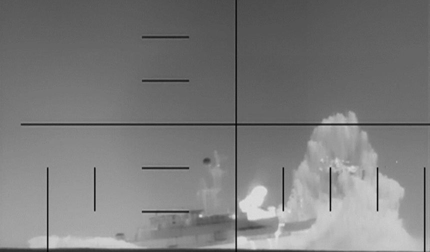 ABD, İran’a ait savaş gemisinin torpido ile vurulma anlarını paylaştı