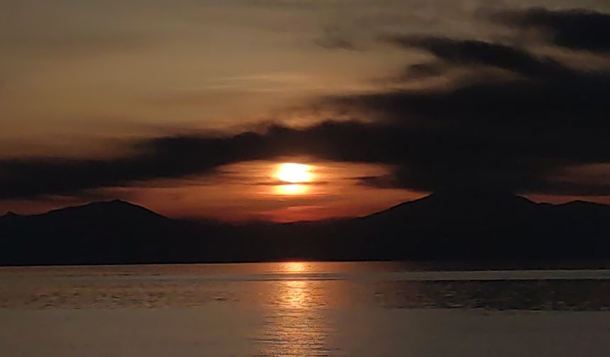 Van'da gökyüzünün eşsiz nöbet değişimi: Güneş yerini dolunaya bıraktı