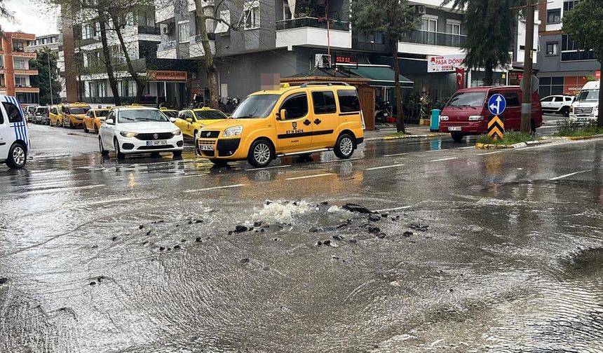 Kanalizasyon borusu patladı, sürücüler zor anlar yaşadı