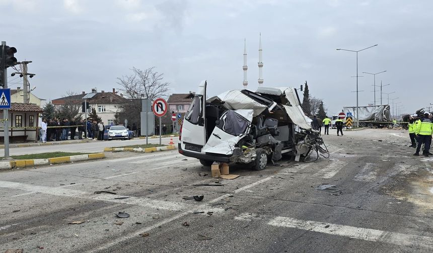 Samsun'da facia gibi kaza: Öğrenci servisi dahil 7 araç birbirine girdi, 18 yaralı