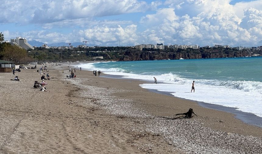 Antalya'da güneş açtı, herkes sahile akın etti