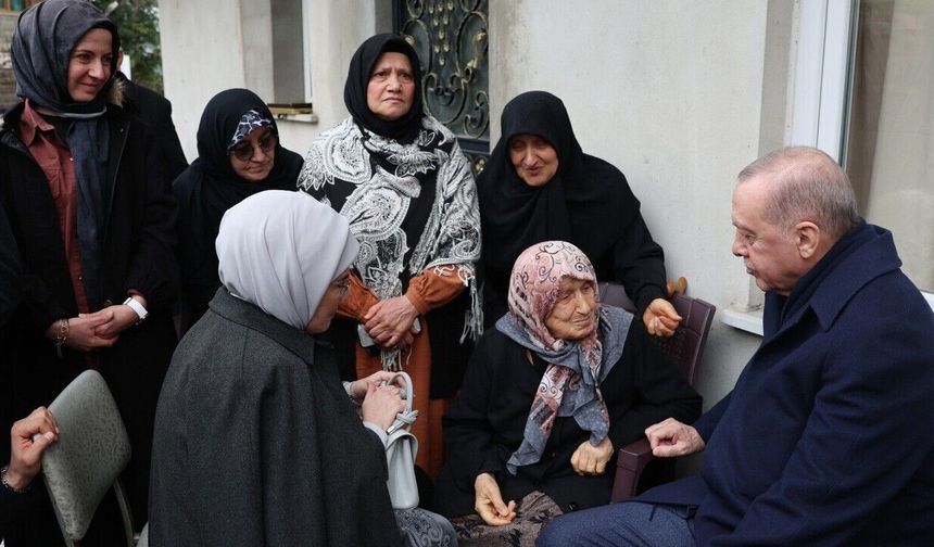 Cumhurbaşkanı Erdoğan, Rize'de komşularıyla bayramlaştı