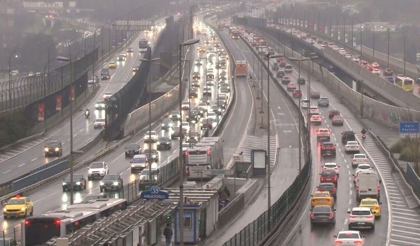 Tatilciler geri dönüyor: T0rafik yoğunluğu yüzde 60’a ulaştı
