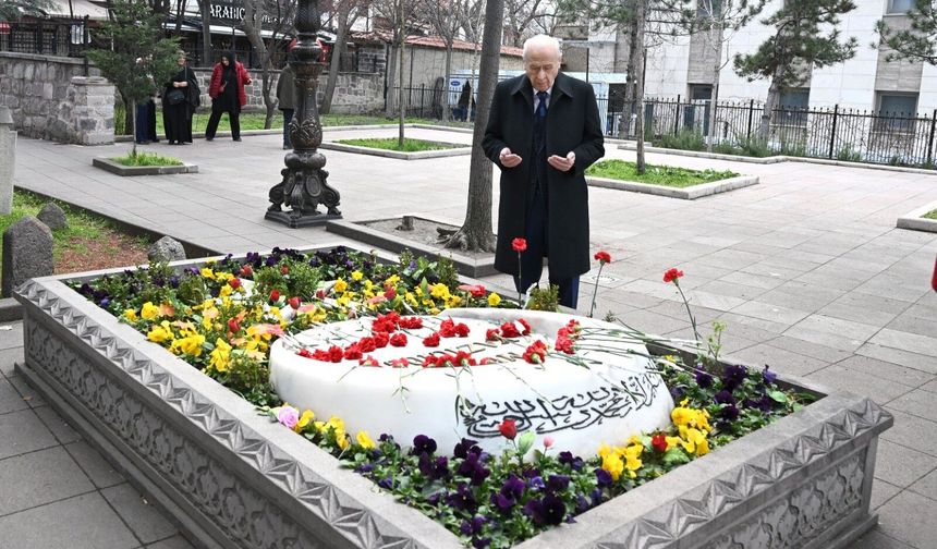 Devlet Bahçeli, Muhsin Yazıcıoğlu'nu kabrinde andı