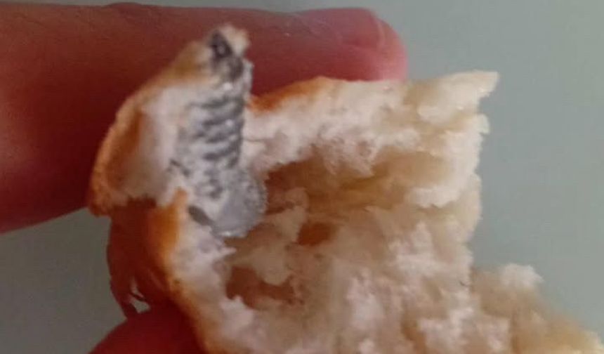 Ekmeğin içinde çıkan şey görenleri şoke etti! Bu kadarı da pes