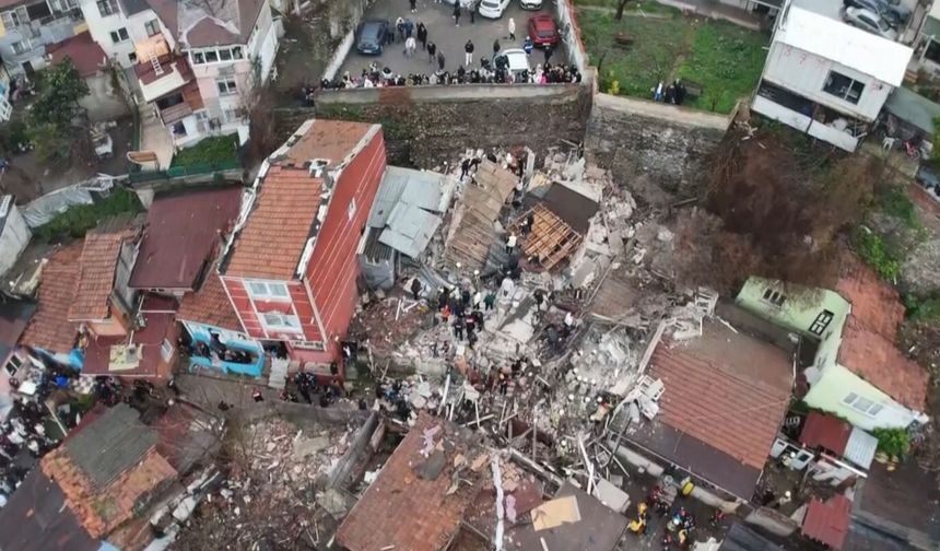 İstanbul Fatih'te iki bina çöktü: 10 kişi sağ kurtarıldı, 1 kişi öldü