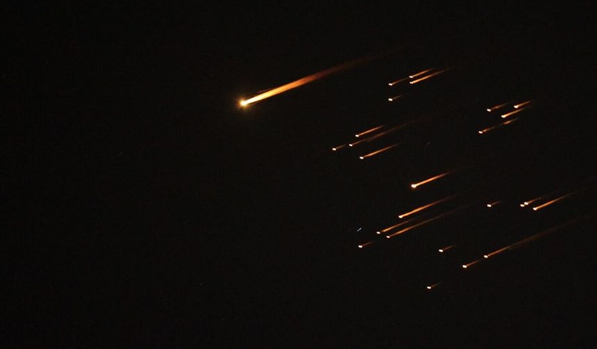 İran füzeleri gökyüzünü sardı: O anlar görüntülendi