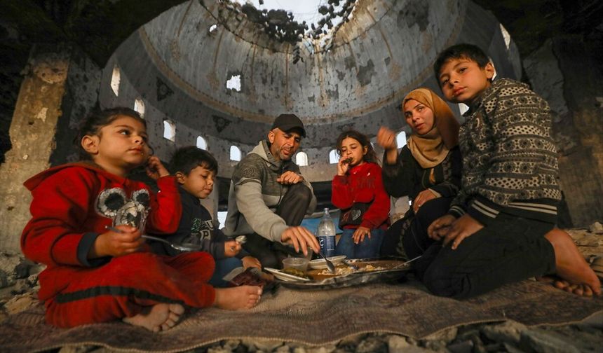 Gazze'de Ramazan: Harabeye dönen camide iftar
