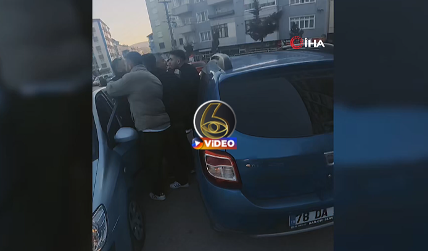 Yol verme kavgasında bıçak çeken adamı vatandaşlar engelledi! I VİDEO