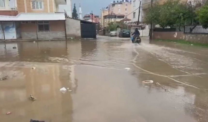Hatay'da sel meydana geldi: Dolu ve sağanak yağış hayatı olumsuz etkiledi