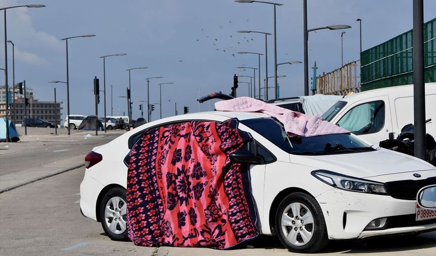Beyrut’ta yerinden edilen aileler sokaklarda geceyi geçiriyor