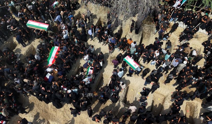 ABD-İsrail'in insanlık suçu: İlkokul saldırısında ölen çocuklar defnedildi